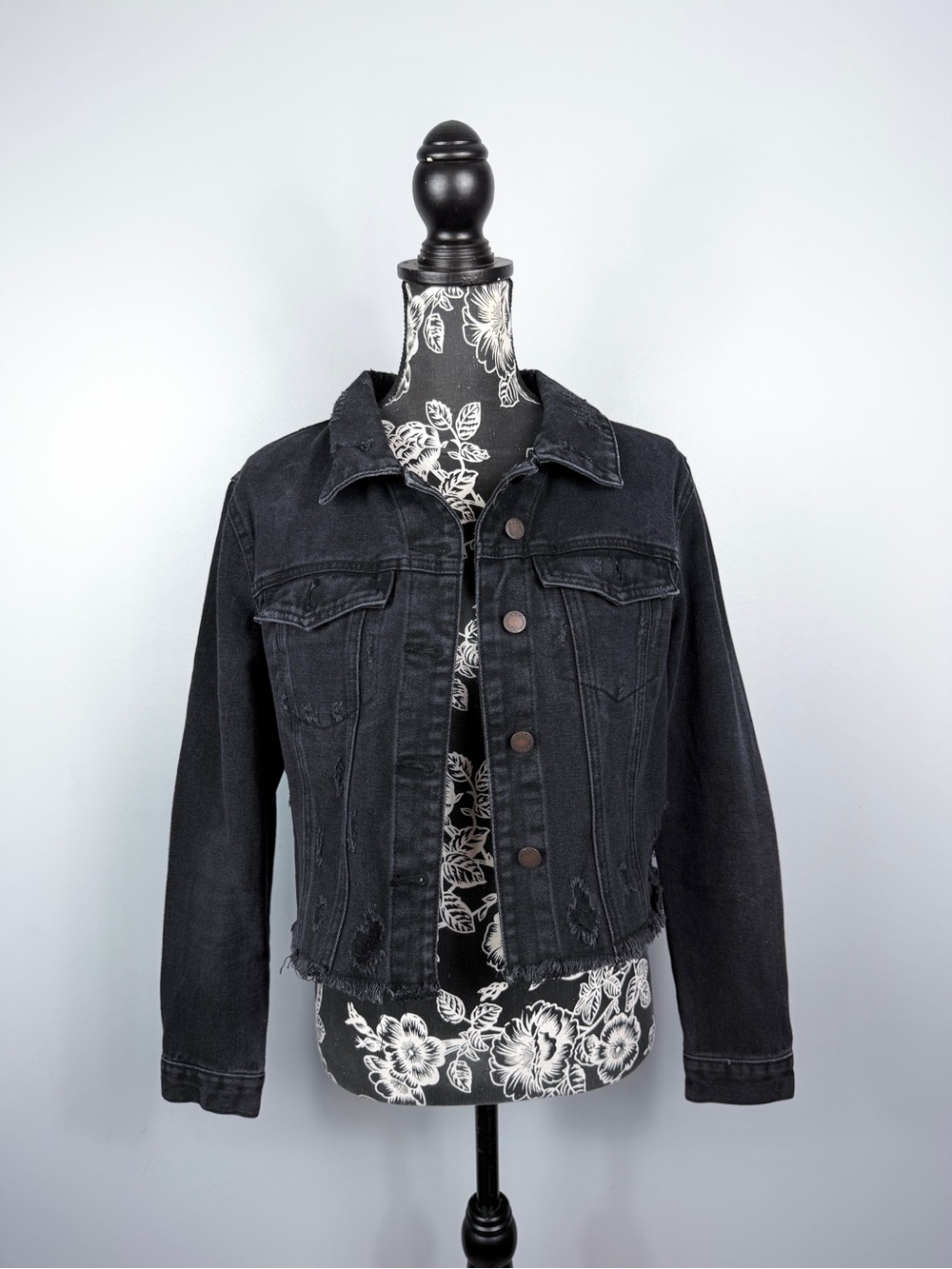 BBJ black distressed raw hem cropped denim long sleeve jacket size large